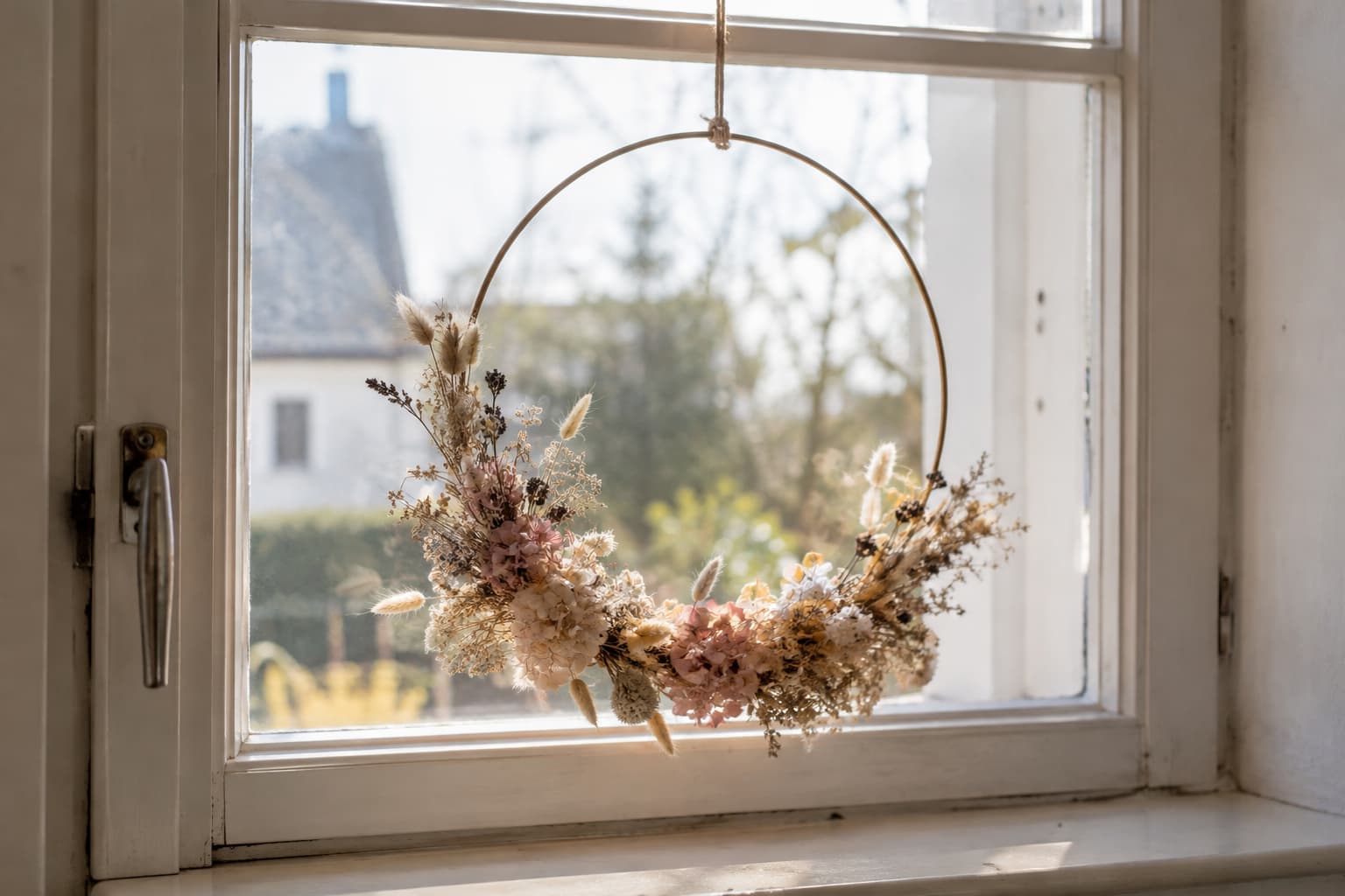 So gestaltest du deine Fensterdeko mit DIY-Ring: 19 Ideen mit Trockenblumen, Eukalyptus, LED-Licht und Makramee