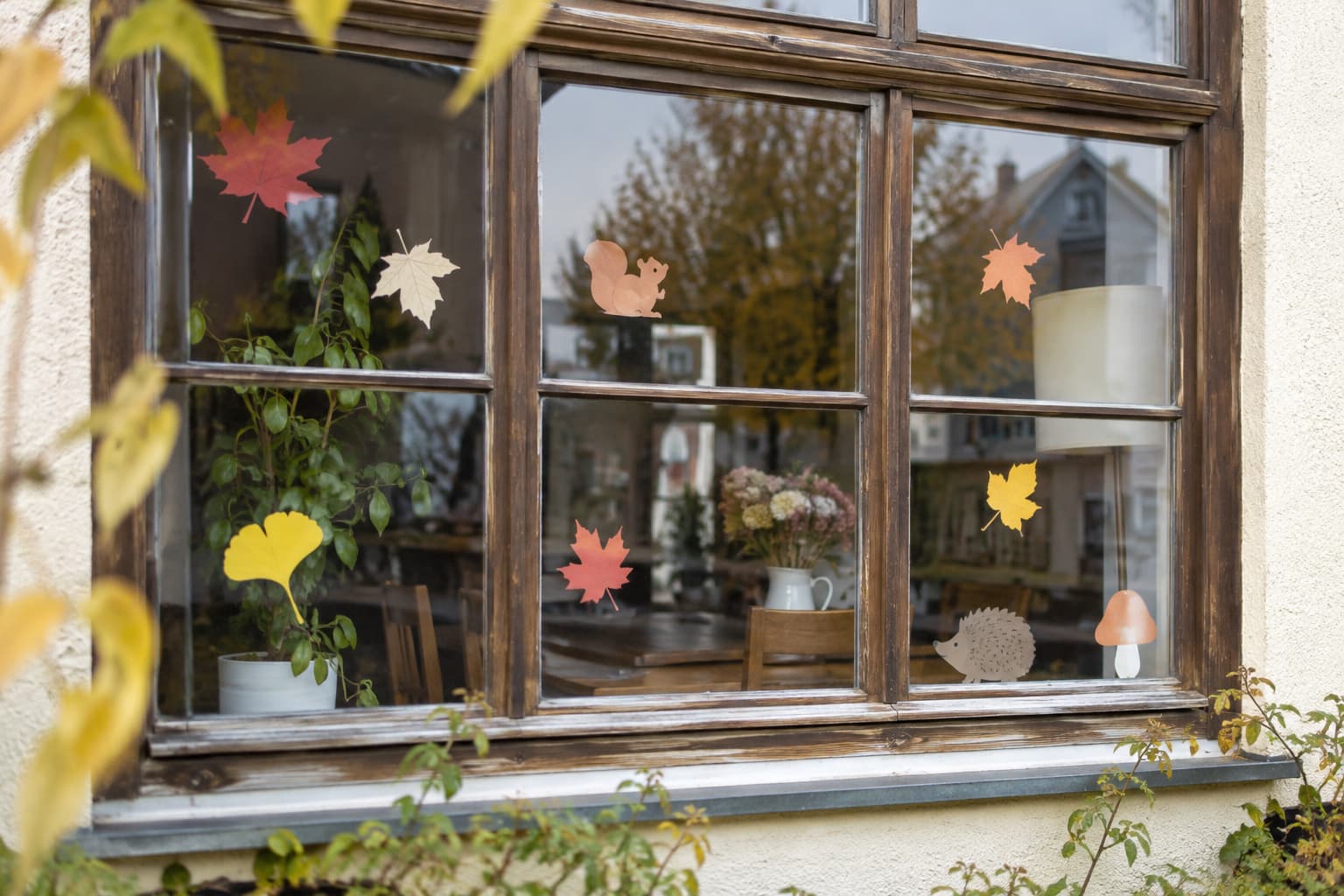 19 Wege, deine Fensterdeko u3 im Herbst mit Blättern, Kürbissen und Sonnenblumen zu gestalten